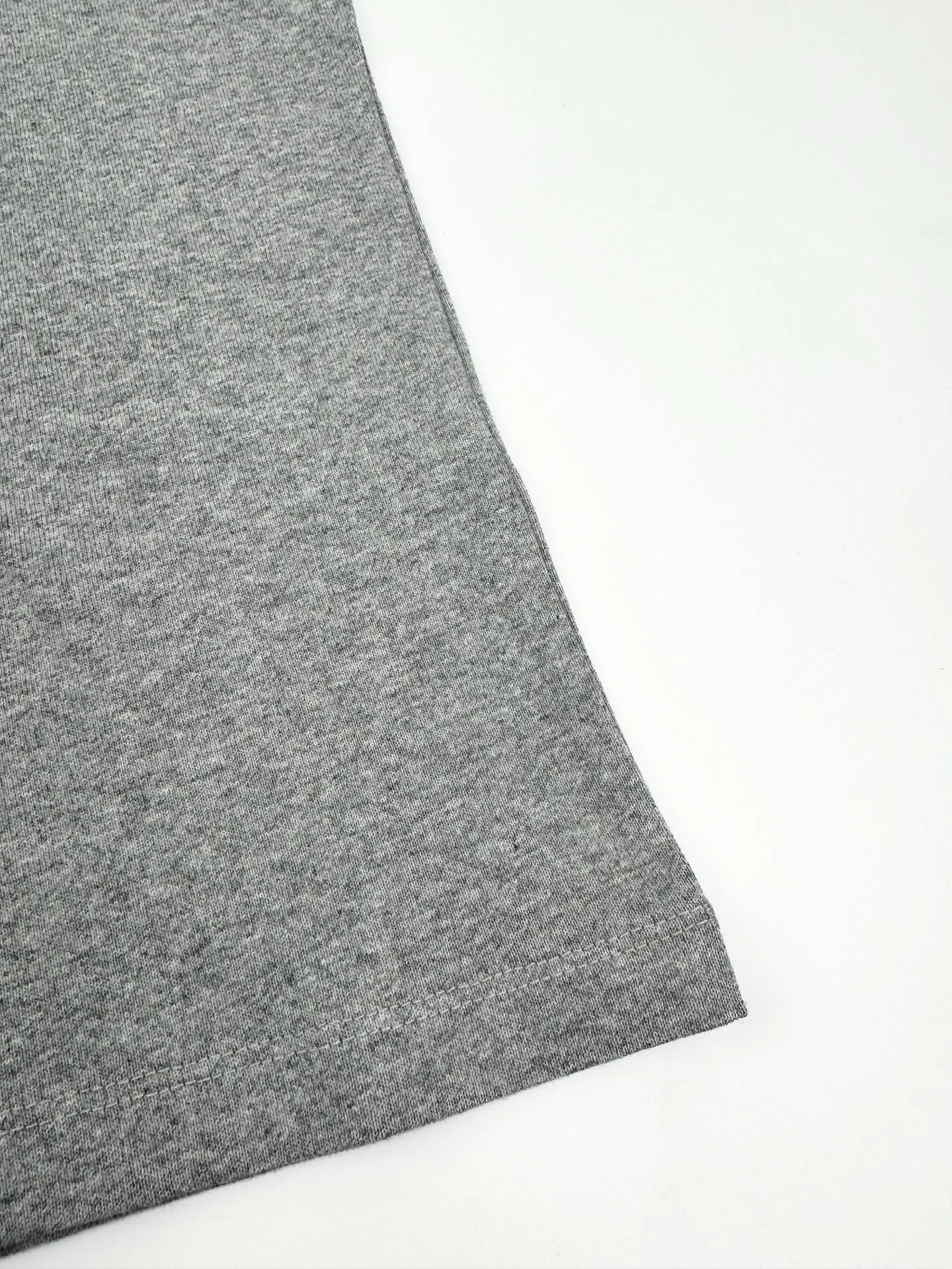 P190 Ralph Lauren logo embroidered short sleeves. Customized cotton and linen soft plain fabric. It feels delicate and comfortable against the skin. It is based on matte gray and comes with a layer of soft light filter. It is embellished with exquisite indigo pony logo. It is highly recognizable. It has a breath of freedom and vitality. A symphony of pure and smart colors. It outlines a high-end silhouette with extreme simplicity. It becomes the smart focus of the vision and shows the taste in silence. Process 1: Using imported machine embroidery process. Use advanced computer control systems and precision mechanical components to achieve iconic pony embroidery operations with high precision and smooth and delicate lines. Process 2: The fabrics are washed and have a better hand feel. Not easy to deform, not easy to shrink, not easy to fade, and maintain long-term beauty. Accessories: Customized 1:1 Ralph Lauren trademark. Version: Fitted version. Size: S M L XL. Style number: CC933.